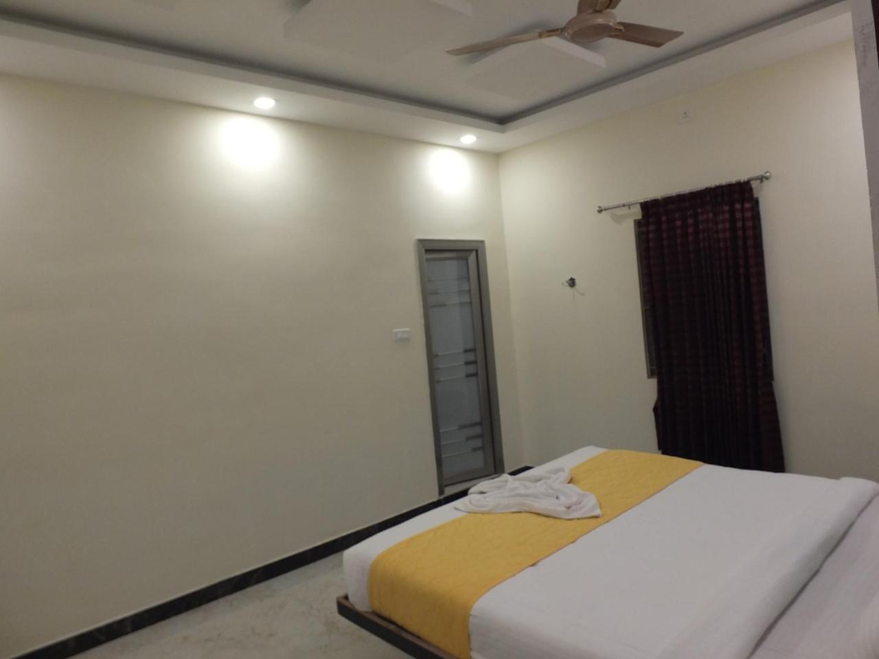 Sushmika Resorts Inn Yercaud Buitenkant foto